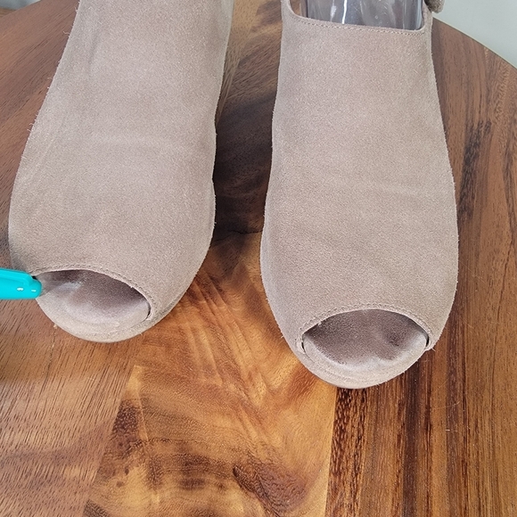 Chocolat Blu Yana Suede Wedge Sandals Size 9.5 Taupe Casual Comfy - Picture 7 of 16